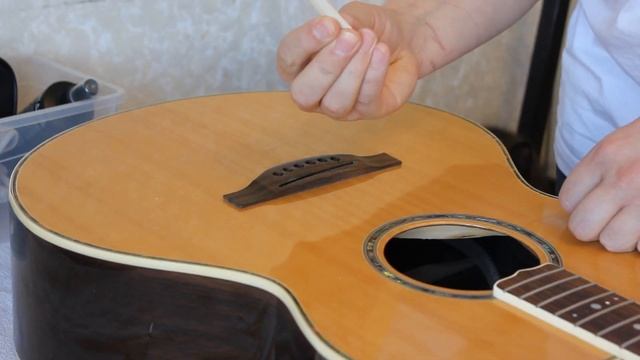 Высота струн на акустической гитаре.