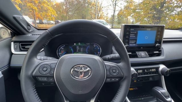 Toyota RAV4 гибрид 2.5i - 222лс, 3.500км, максималка, цена 5.000.000 рублей. смотреть онлайн