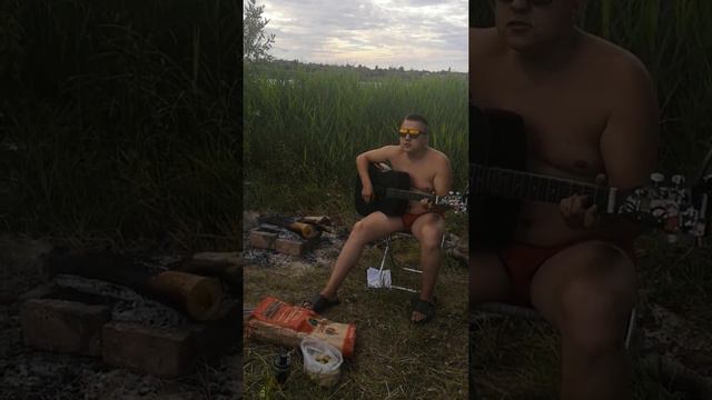 Я смотрю на них под гитару смотреть онлайн