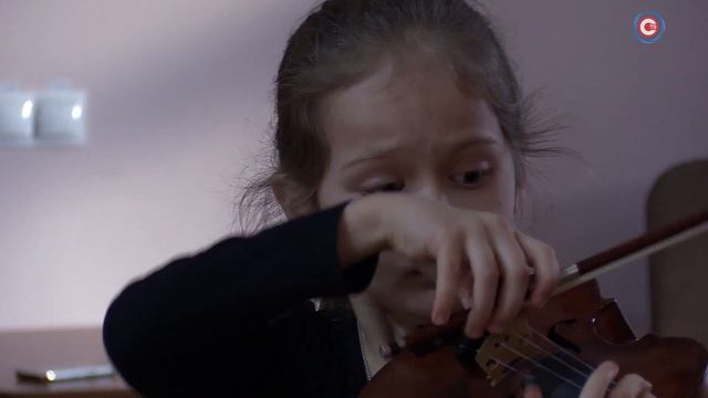 Мастеровую скрипку подарили воспитаннице 1-й музыкальной школы Еве Плакун смотреть онлайн