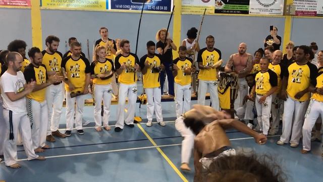 Formatura CORPO FECHADO Capoeira Arte Negra Angoulême 2022 Mestre Sorriso смотреть онлайн