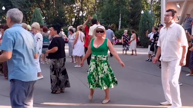 РОЗА БЕЛАЯ, РОЗА АЛАЯ! СЧАСТЛИВЫЕ МОМЕНТЫ ИЗ ПАРКА ГОРЬКОГО ХАРЬКОВ 2021 смотреть онлайн