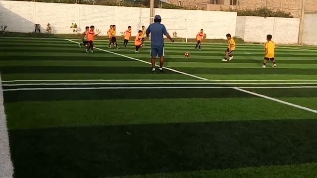 Los alumnos entrenando en la escuela Julio Lores Colan смотреть онлайн