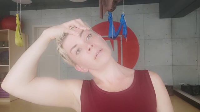 Тренировка на подтяжку овала лица.