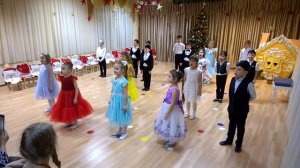 Новогодняя песня очень красивая в детском саду. Новый год - это время приятных забот