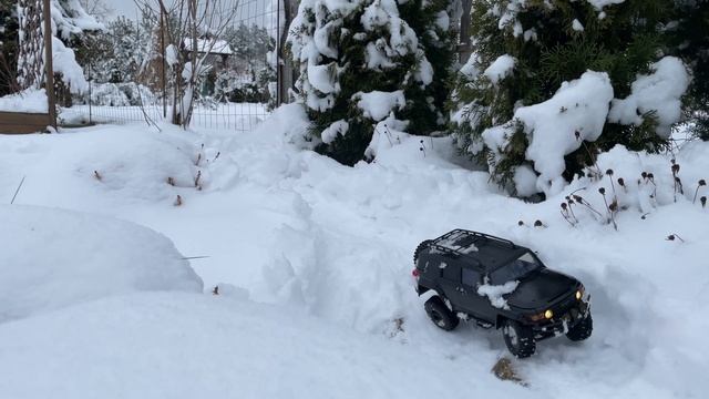 Toyota FJ Cruiser FMS 1/18 RC In Snow.