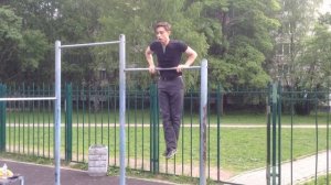 Даниил Дубов подтягивается на одной руке