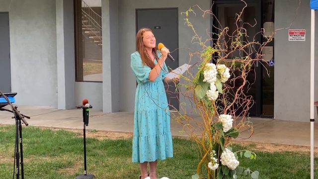 «Голубое небо, белые одежды» поет Настя Бутов смотреть онлайн