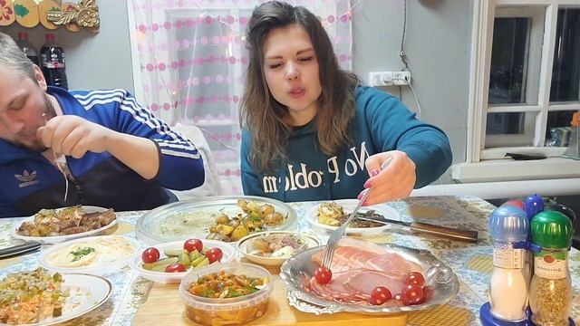 Безумно вкусный деревенский Мукбанг/Mukbang. Мясные стейки, мундири, соленья. Отвал башки? #мужжена