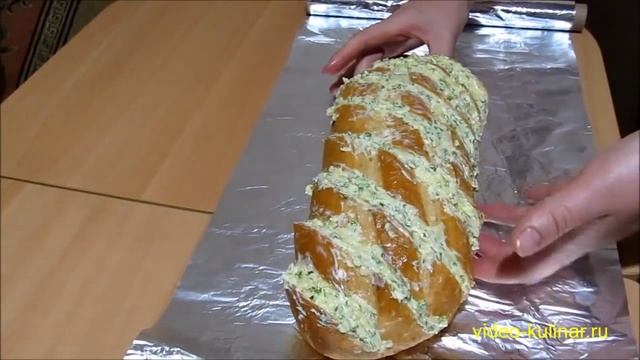 Чесночный батон с сыром и зеленью - гренки на завтрак смотреть онлайн
