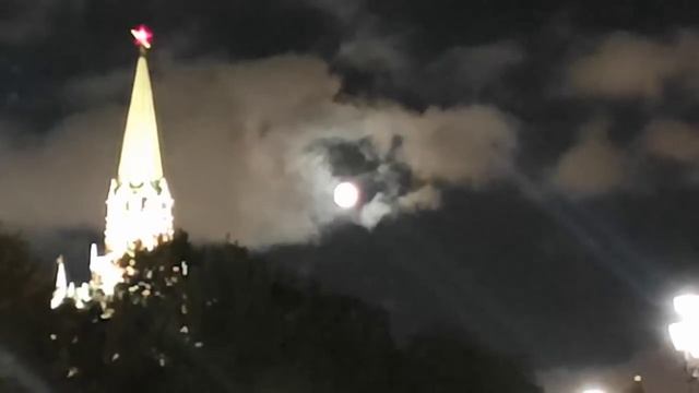 СТРАННАЯ ЛУНА НАД МОСКВОЙ... Необычное явление: светило между облаками. Или это не Луна? смотреть онлайн