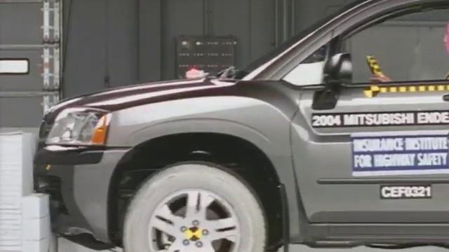 2004 Mitsubishi Endeavor moderate overlap IIHS crash test смотреть онлайн