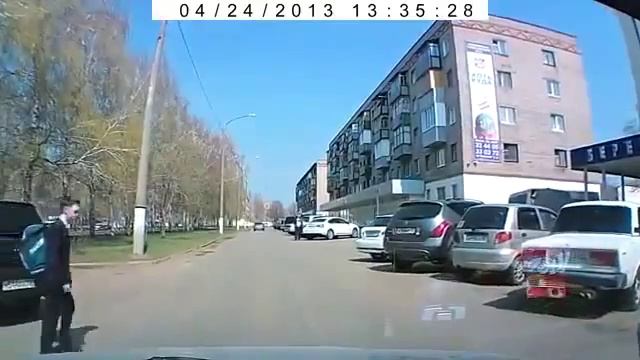 ребенка чуть не сбила машина странній малой ДТП! Авария! Видеорегистратор Лучший канал об авариях! смотреть онлайн