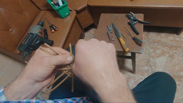 ПОДСТАВКА ПОД ЧАШКУ НА ОСНОВЕ ДВУХ ПАЛОЧЕК #лозоплетение смотреть онлайн