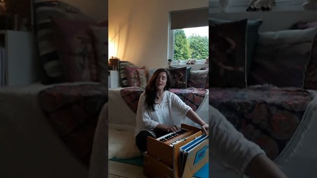 Mantra for global healing - Jai ambe Bhavani, Jagdhmbe Bhavani смотреть онлайн