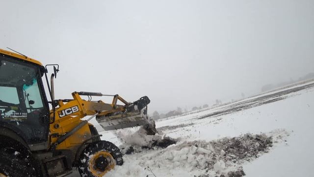 JCB 3CX Чищу ТЕПЛИЦЫ от снега #jcb Трактор экскаватор погрузчик JCB 3CX Эко в грязь и снег смотреть онлайн