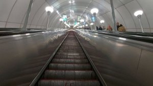 Подъём на эскалаторе, станция метро Комендантский проспект, Санкт-Петербург