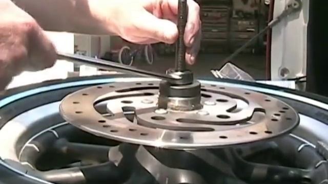 Harley Davidson Wheel Bearing Change and Tire Information.avi смотреть онлайн