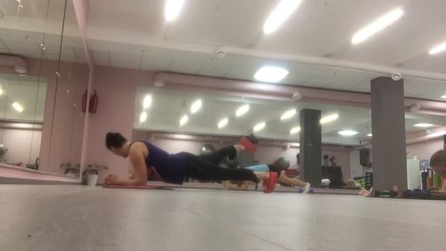 Планка с отвердением бедра. Универсальное упражнение на все группы мышц. смотреть онлайн