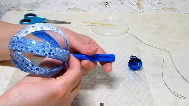 Игрушки на ёлку из пластиковой бутылки. Новогодние поделки своими руками. смотреть онлайн