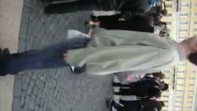 Мужик танцует на Дворцовой.. смотреть онлайн