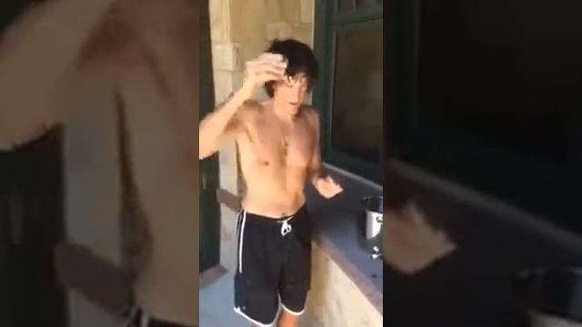 Howard Stern Takes the Ice Bucket Challenge смотреть онлайн