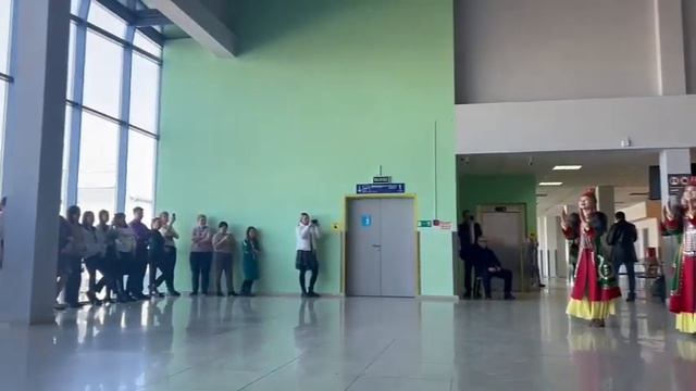 Моменты выступления студентов АГИКИ в аэропорту Якутска в День Республики Саха (Якутия) 27.04.2023 смотреть онлайн
