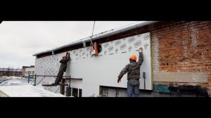 Монтаж сэндвич-панелей вакуумным захватом в Новосибирске.mp4