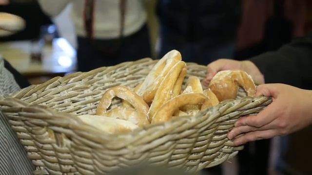 Блогеры попробовали настоящий коломенский калач смотреть онлайн