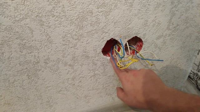 Снять розетку перед поклейкой обоев?|Почему между стенкой и розеткой (выключателем) щель? смотреть онлайн