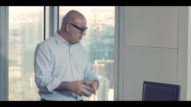 Как держать руки во время интервью смотреть онлайн