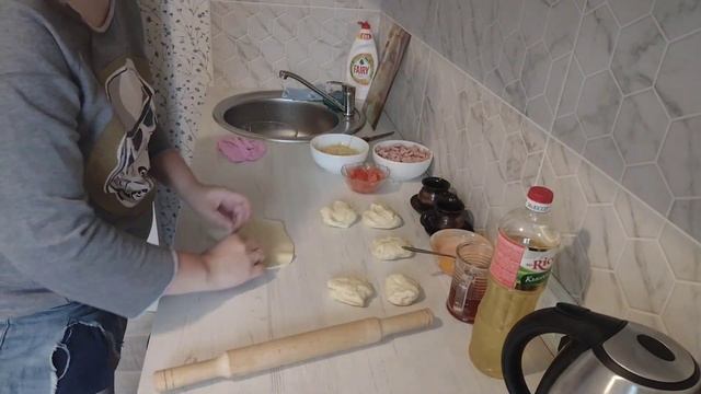 Домашняя Пицца, сосиски в тесте и вкусненькие Плюшки!!!) смотреть онлайн