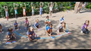 Танец с флажками ко Дню России