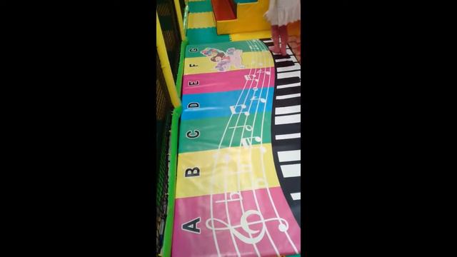 Алёнушка в детском центре лабиринте ТИТАН, горки, батут,шарики бассейн, аттракционы смотреть онлайн