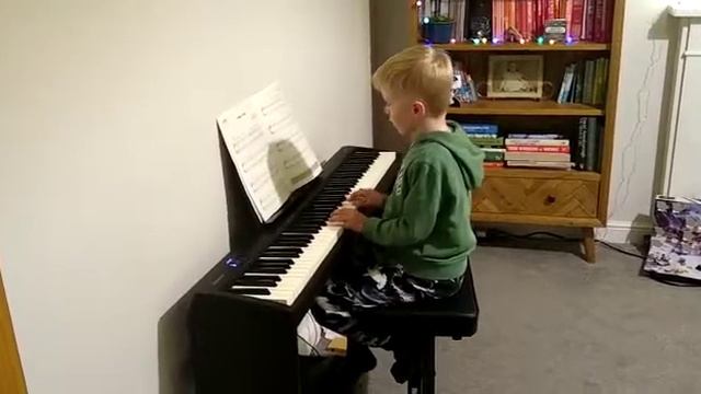 Jingle Bells on piano смотреть онлайн