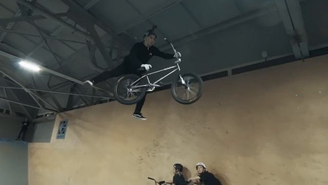 Делаем ДИКИЕ трюки на ВМХ и САМОКАТЕ | Андреев VS Бондарь смотреть онлайн