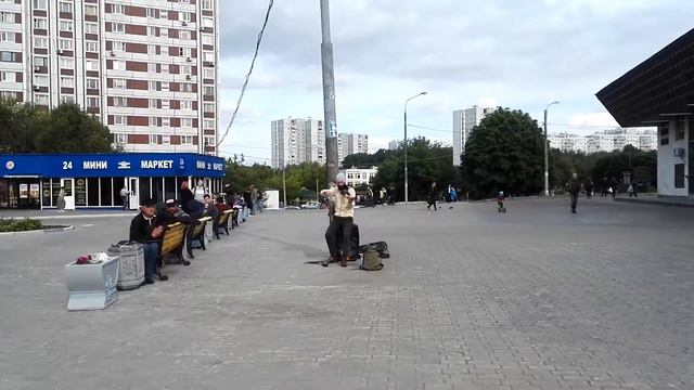 Уличный музыкант. м.Чертановская.14.06.18.Скрипач красиво играет! смотреть онлайн