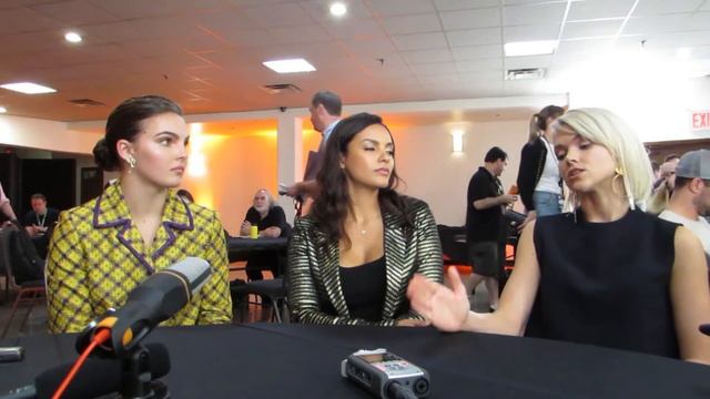 NYCC17: Gotham Sirens Camren Bicondova Jessica Lucas Erin Richards смотреть онлайн
