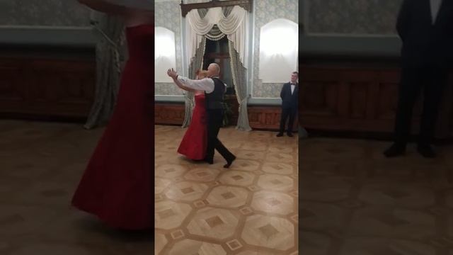 Вальс танцуют Ольга и Виктор. смотреть онлайн