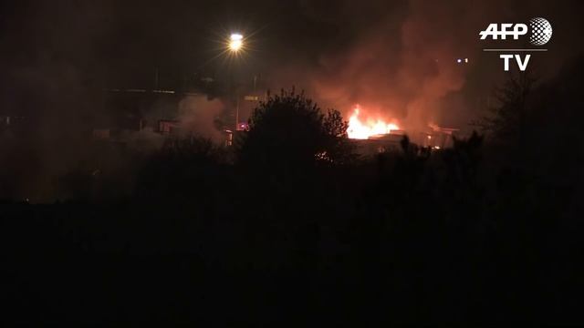 Huge fire hits France's Grande-Synthe migrant camp смотреть онлайн