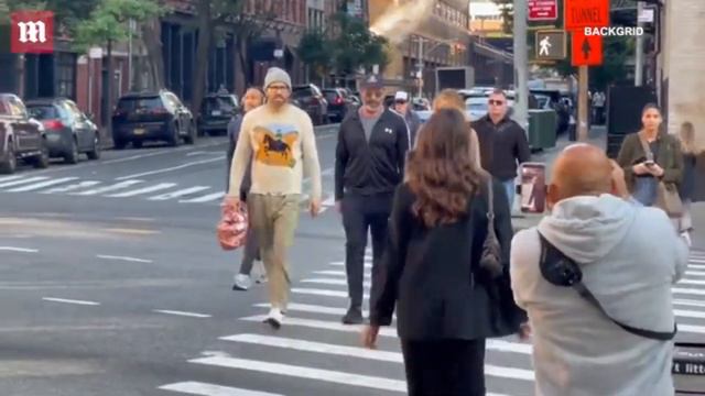 Hugh Jackman celebrates his 55th birthday with Ryan Reynolds & Blake Lively in NYC (Oct 12, 2023) смотреть онлайн