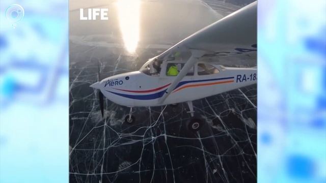 Новосибирский фотограф снял экстремальную посадку самолёта на лёд Байкала