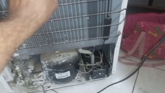 Dreno da geladeira entupido , como resolver de maneira fácil смотреть онлайн