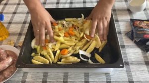 КАРТОШКА С КОЛБАСКАМИ В ДУХОВКЕ!