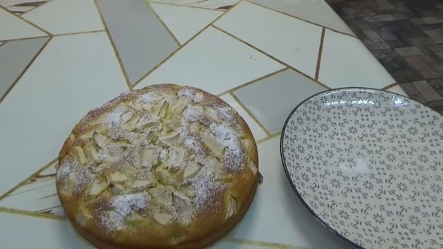 С утра спекла яблочный пирог и поехали в гости