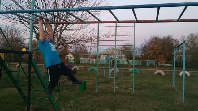 Занятие спортом на деревенской площадке.#спорт#спортплощадка#занятияспортом смотреть онлайн