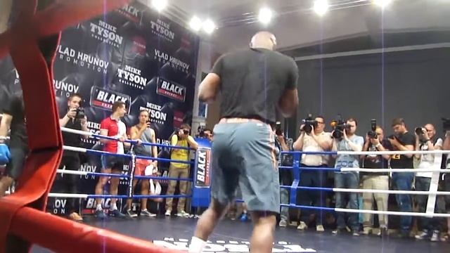 Эвандер Холифилд открыл боксерский зал BLACK ENERGY в Москве