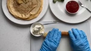 Блинчики с икрой. Очень интересный способ подачи.