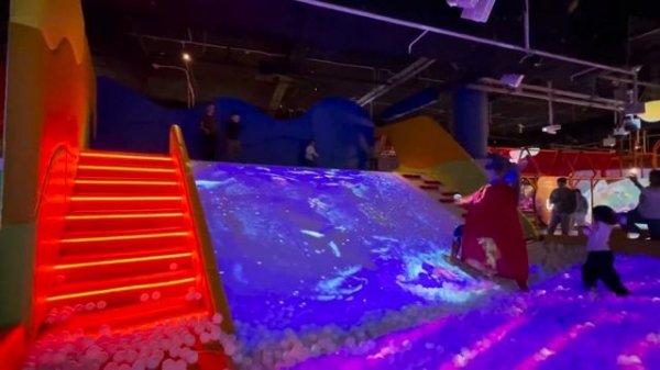 Детский клуб из будущего. Необычные развлечения для детей в Москве. Hello Park Kids