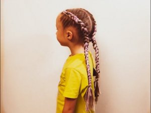 Плетение ярких косичек с цветными нитками